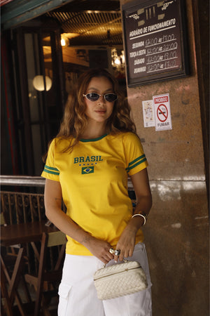Camiseta do Brasil feminina baby look com listras nas mangas