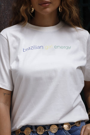 Look oversized feminino com estampa Brazilian Girl Energy nas cores do Brasil
