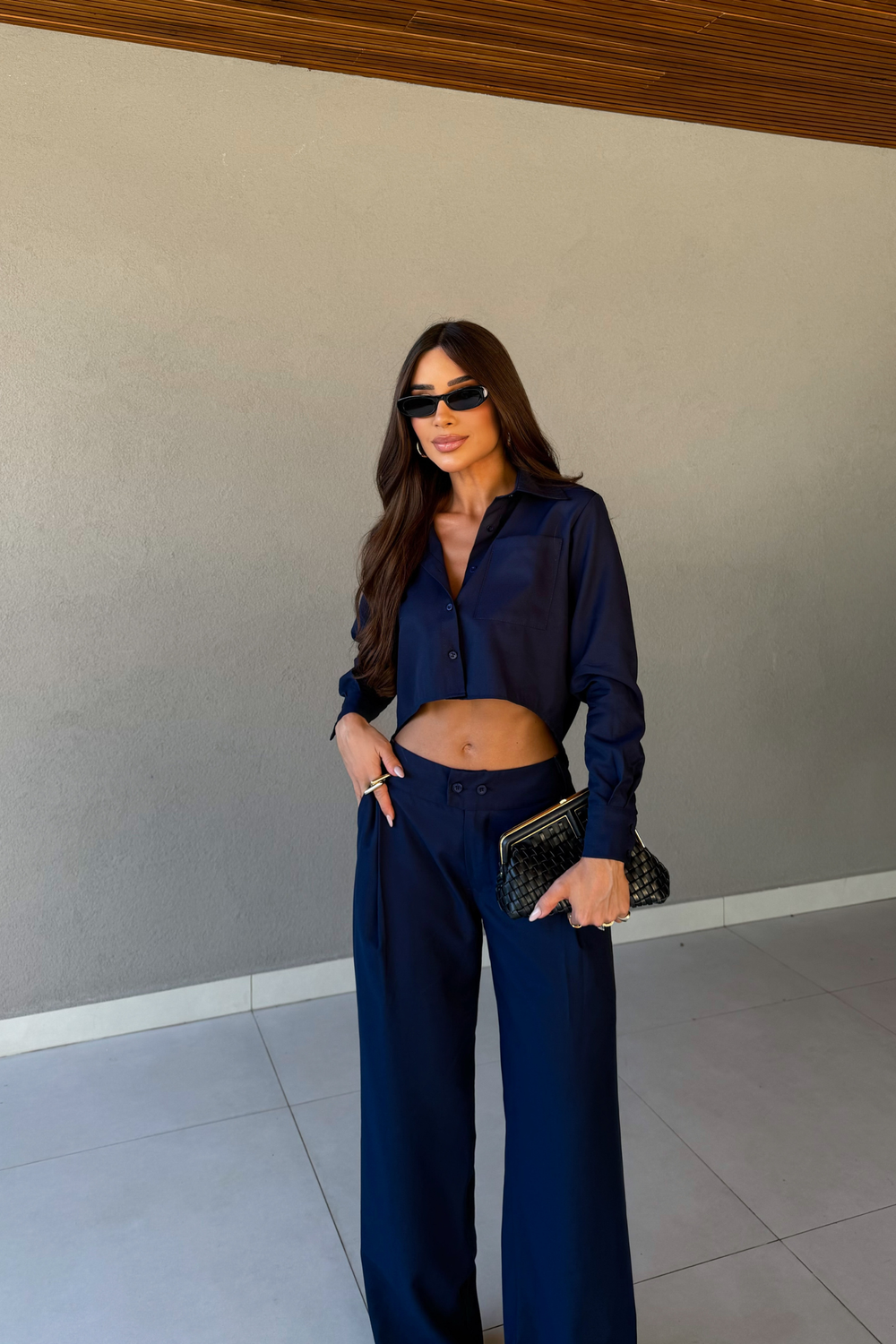 Conjunto feminino camisa cropped e calça wide leg azul-marinho — Riviera Náurea