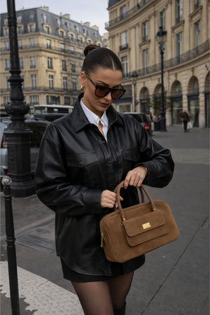 Camisa de couro feminina marrom oversized — Modern Leather Shirt Náurea
