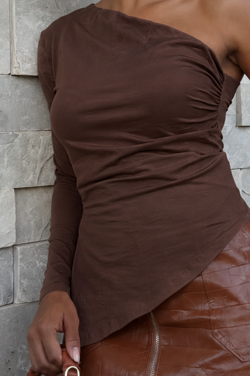 Blusa feminina um ombro só manga longa segunda pele off white — Asymmetry Náurea