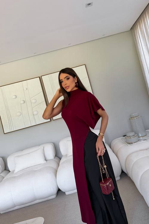 Túnica feminina assimétrica com fenda lateral e gola alta marsala — Eclipse Náurea