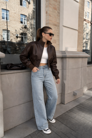 Jaqueta de couro feminina curta estilo bomber marrom — Urban Street Náurea